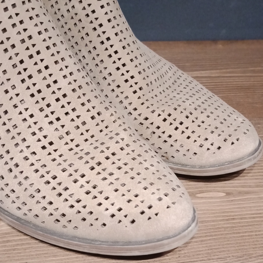 Restricted booties - Picture 2 of 8